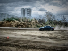Черный Subaru Impreza остужает пыл на отрытой площадке